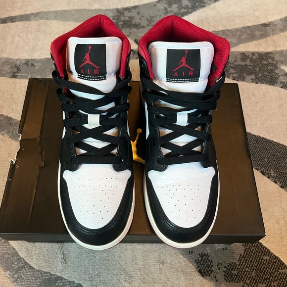 Black and red Jordan’s - Picture 4 of 8